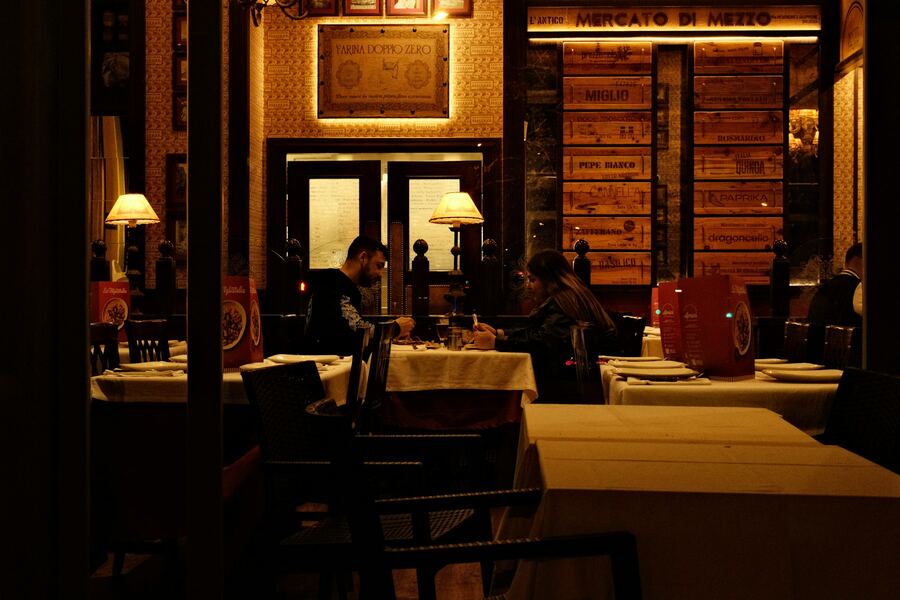 Stimmungsvolles Restaurantinterieur am Abend