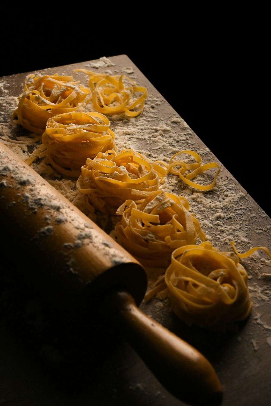 Frische Tagliatelle-Nester mit Mehl