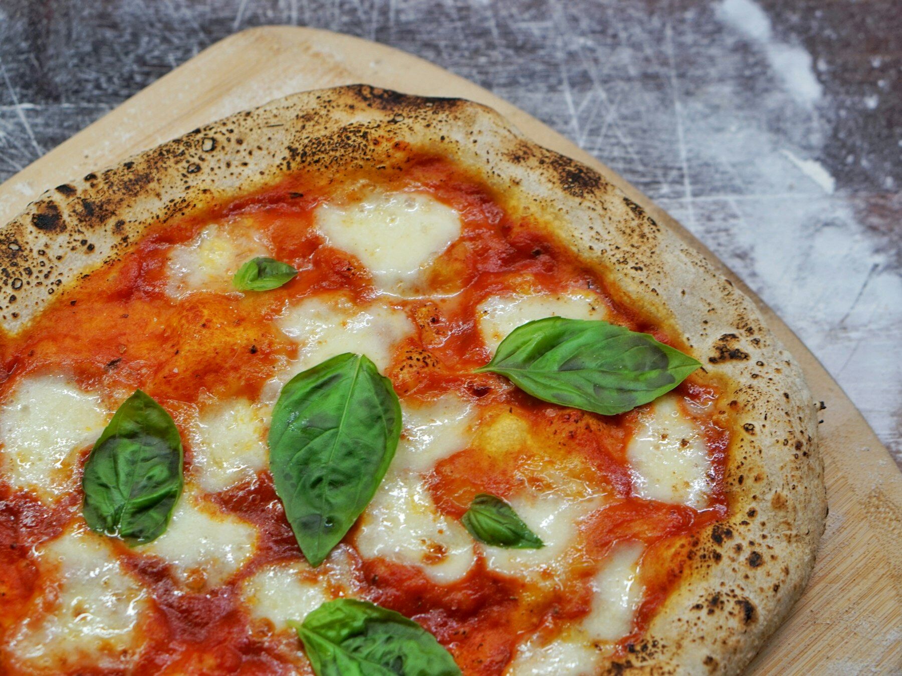 Pizza Margherita mit Büffelmozzarella und Basilikum