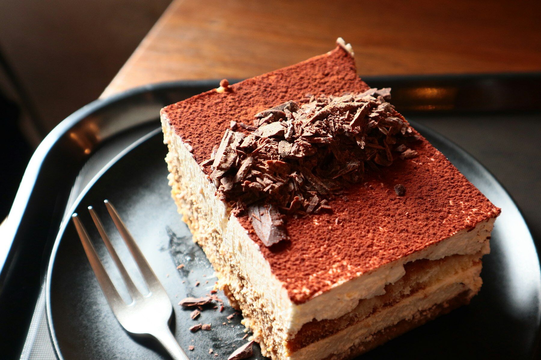 Tiramisù mit Kakao und Schokoladenspänen
